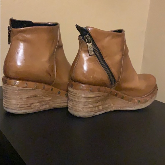 below sunset clog boot